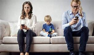 mummy-daddy-child-with-smartphones