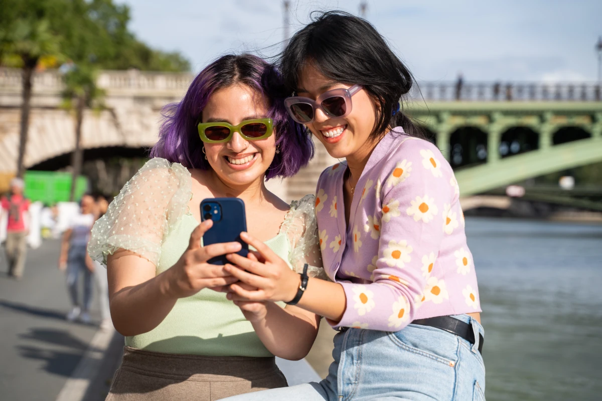 two-girls-with-their-phone